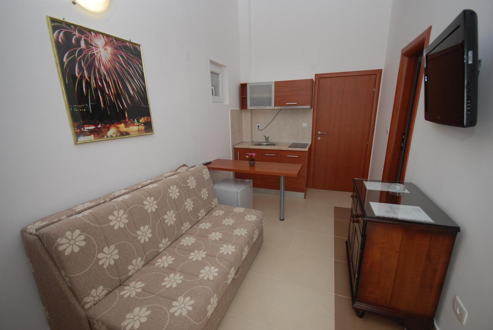 Pansion Anita Hotel บุดวา ภายนอก รูปภาพ